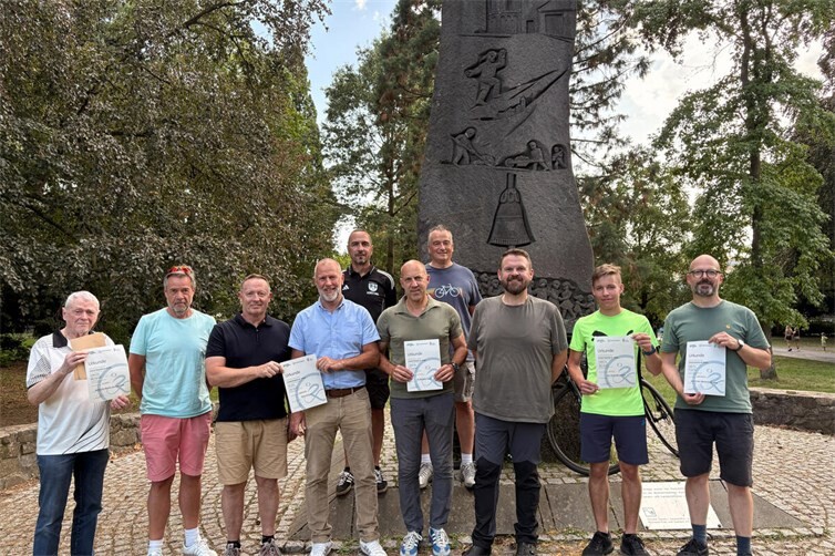 Bürgermeister Christoph Mohr mit den bestplatzierten Teilnehmern und Teams der diesjährigen STADTRADELN-Aktion.