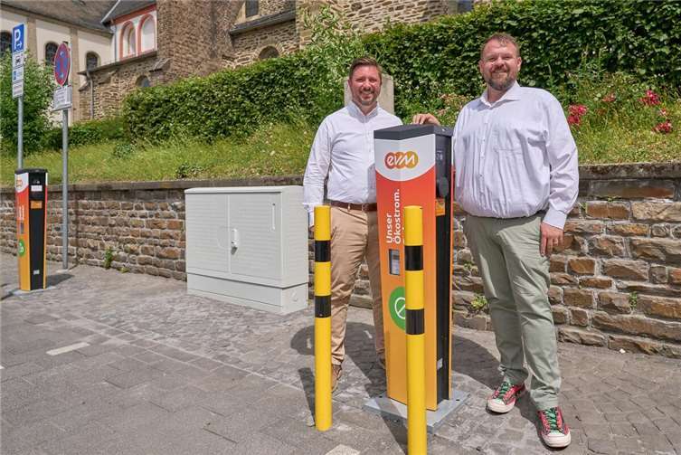 Bürgermeister Christoph Mohr nahm gemeinsam mit Christopher Dold von der evm die neuen Ladesäulen am Kirchplatz in Bendorf in Betrieb. Foto: Sascha Ditscher