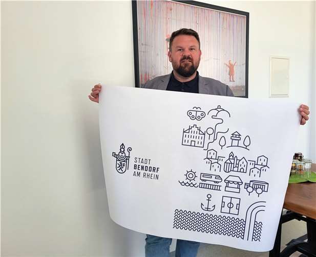 Bürgermeister Christoph Mohr präsentiert das neue Corporate Design der Stadtverwaltung Bendorf.  Foto: Artzdorf/Stadt Bendorf