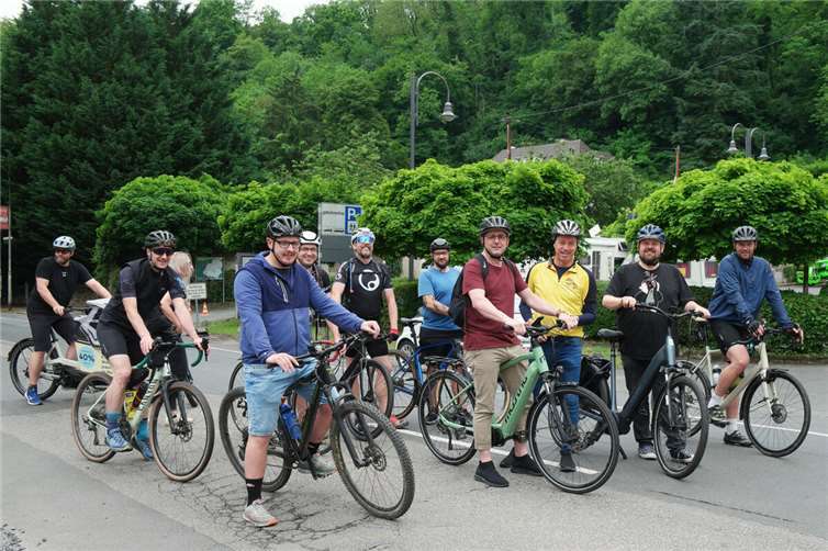 Bürgermeister Christoph Mohr radelte gemeinsam mit Kollegen durch das malerische Sayntal. Fotos: ND