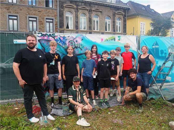 Bürgermeister Christoph Mohr schaute beim Graffiti-Workshop vorbei. Fotos: Stadtverwaltung Bendorf
