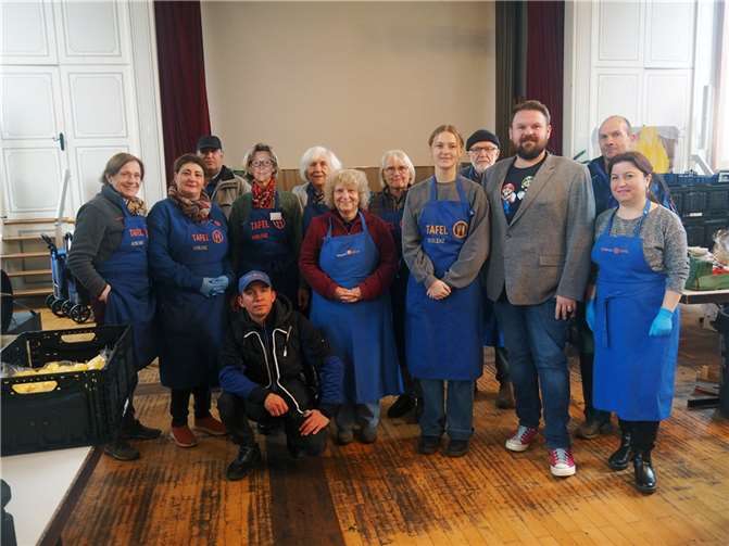 Bürgermeister Christoph Mohr stattete dem Team der Bendorfer Tafel einen Besuch ab und dankte für den ehrenamtlichen Einsatz.  Foto: Stadt Bendorf