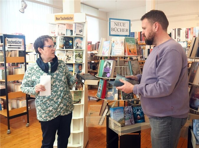 Bürgermeister Christoph Mohr tauschte sich mit Marlies Kirst über die Entwicklungen in der Bücherei Bendorf aus. Foto: Stadtverwaltung Bendorf