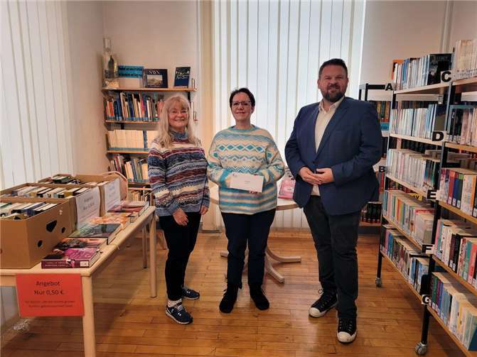 Bürgermeister Christoph Mohr überreichte Doris Hidde (links) und Marlies Kirst stellvertretend für alle Mitarbeiterinnen eine Spende für den ehrenamtlichen Einsatz.  Foto: Stadt Bendorf