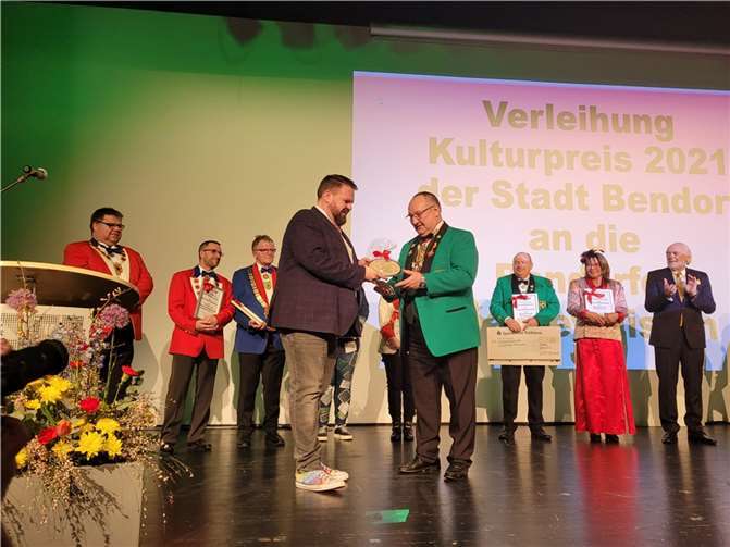 Bürgermeister Christoph Mohr überreichte die Auszeichnung stellvertretend für alle Karnevalisten an Gerhard Specht.