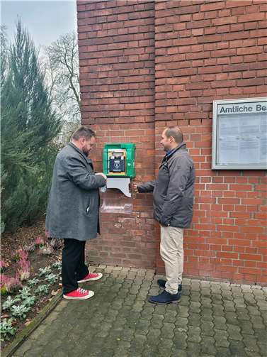 Bürgermeister Christoph Mohr und Alexander Ghabour von Aquadrat Medizintechnik bei der Inbetriebnahme des Defibrillators am Rathausgebäude I. Foto: Artzdorf/Stadt Bendorf