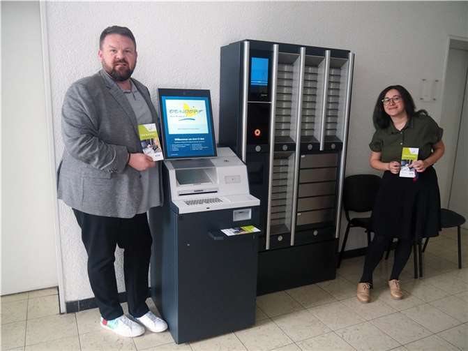 Bürgermeister Christoph Mohr und Summer Nageh von der Koordinationsstelle Digitalisierung der Stadt Bendorf freuen sich über die Inbetriebnahme des Amt-O-Maten. Foto: Stadt Bendorf