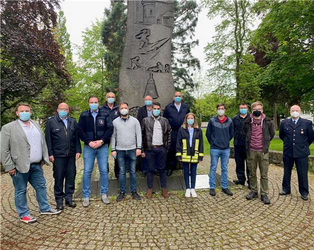 Bürgermeister Christoph Mohr und die Verantwortlichen der Feuerwehr Bendorf freuen sich über acht Neuzugänge.Foto: Stadt Bendorf am Rhein