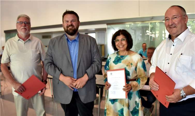 Bürgermeister Christoph Mohr (zweiter von links) und die neuen Beigeordneten Peter Schneider (links), Zeynep Begen und Gerhard Specht. Fotos: HEP