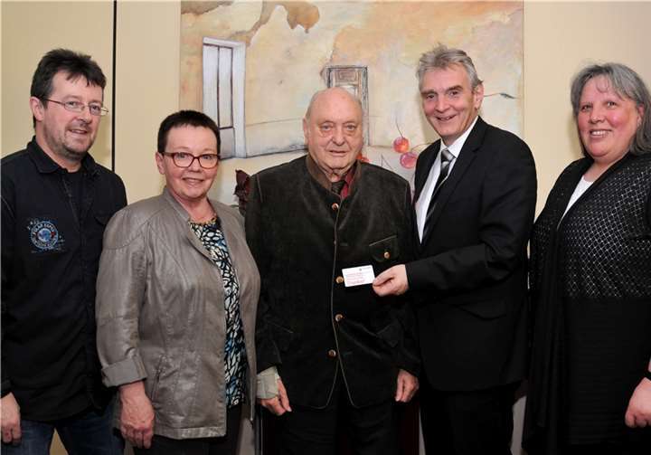 Bürgermeister Claus Peitz (2. v. r.) hat zusammen mit Hauptamtsleiterin Barbara Vogt (rechts) die Ehrenamtskarten an (von links) Thomas Manstein, Karin Skurewicz und Hans Ebert überreicht. Stadt Andernach/Maurer
