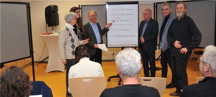 Bürgermeister Claus Peitz (2. von rechts), Bernhard Nacke (3. von links) und der Ehrenamtsbeauftrahte Rüdiger Schäfer (3. von rechts) stellen das Moderatorenteam für die Klimawerkstatt vor: (von links) Annette Mörchen, Mona Maar und Norbert Dümpelfeld.