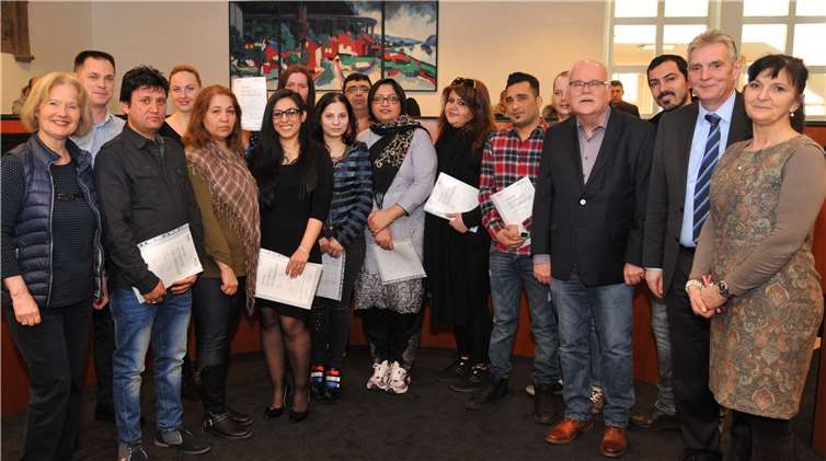 Bürgermeister Claus Peitz (2. von rechts) und VHS-Geschäftsführer Günter von Blohn (4.v.r.)überreichten die Deutsch-Zertifikate an die erfolgreichen Absolventen.Stadt Andernach/Maurer