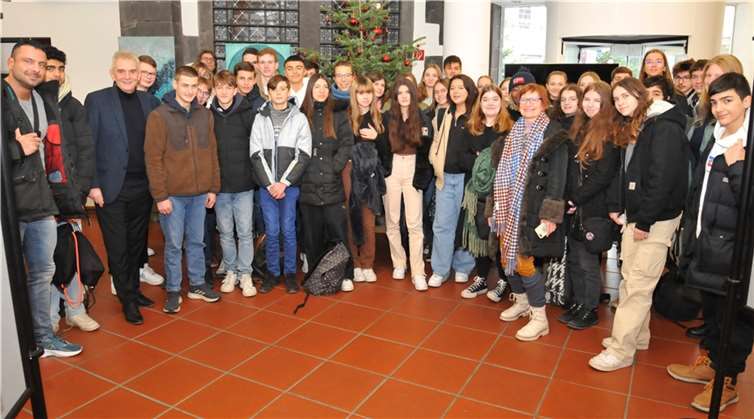 Bürgermeister Claus Peitz (3. Von links) begrüßte die deutsch-französische Schülergruppe im Historischen Rathaus.  Foto: Stadt Andernach/Maurer