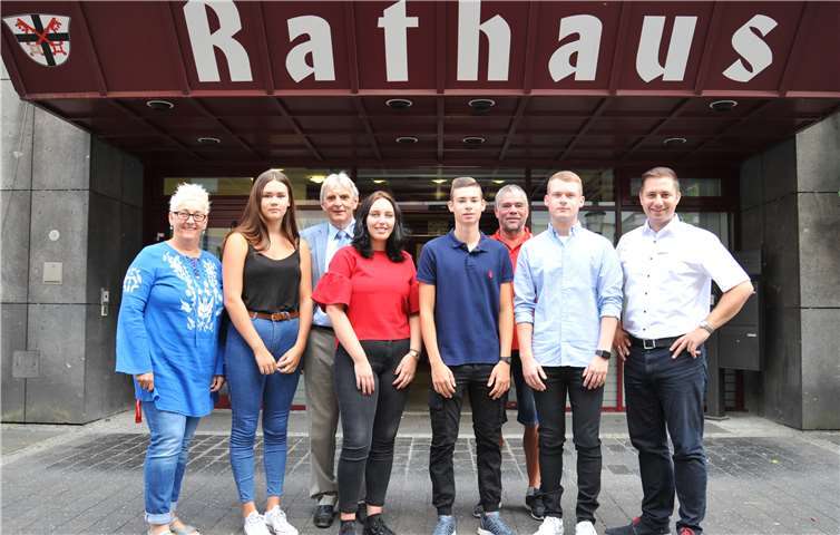 Bürgermeister Claus Peitz (3. v.l.), die Personalratsvorsitzende Andrea Kohlhaas (links), Ausbildungsleiter Holger Krämer (rechts) und Ludwig Wiemer, Ausbilder Freibad (3. v.r.) begrüßten die neuen Auszubildenden Tabea Frost, (2. v.l.), Luisa Marci, (4. v.l.), Tobias Wagner, (4. v.r.) und Manuel Topp. Stadt Andernach/Maurer