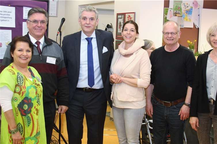 Bürgermeister Claus Peitz (3 v.l.) und Janine Schäfer (4 v.l.) mit Vertretern verschiedener Institutionen. privat