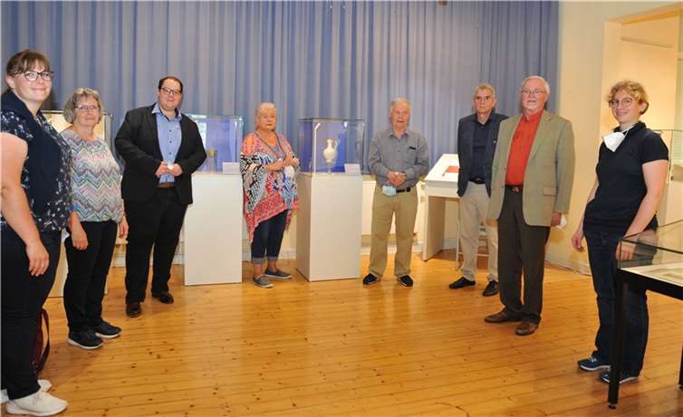 Bürgermeister Claus Peitz (3. von rechts) und Museumsleiter Dr. Kai Seebert (3. von links) freuten sich über den Besuch der Nachfahren der Familie Weißenburg und bedankten sich für die neuen Schätze, die jetzt das Stadtmuseum bereichern. Foto: Stadt Andernach/Maurer