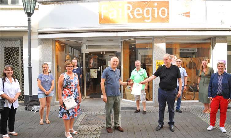 Bürgermeister Claus Peitz (4. von links) freut sich gemeinsam mit der Fair-Trade-Steuerungsgruppe um Dr. Hans-Georg Hansen (6. von links) über die Rezertifizierung. Foto: Stadt Andernach/Maurer