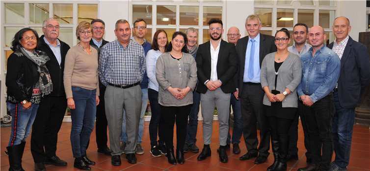 Bürgermeister Claus Peitz (5. von rechts) sowie die Beigeordneten Dr. Hans-Georg Hansen (rechts) und Winfried Günther (2. von links) gratulieren der Vorsitzenden Falantina Ali (4. von rechts) und den Stellvertretern Fariz Drekovic (7. von rechts) sowie Abir Ali ( 9. von rechts) zu ihrer Wahl.Foto: Stadt Andernach/Maurer