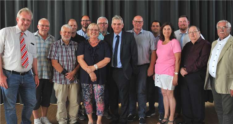 Bürgermeister Claus Peitz (7. von rechts) gratulierte den neu gewählten Ortsbeiratsmitgliedern. Foto: Stadt Andernach/Maurer