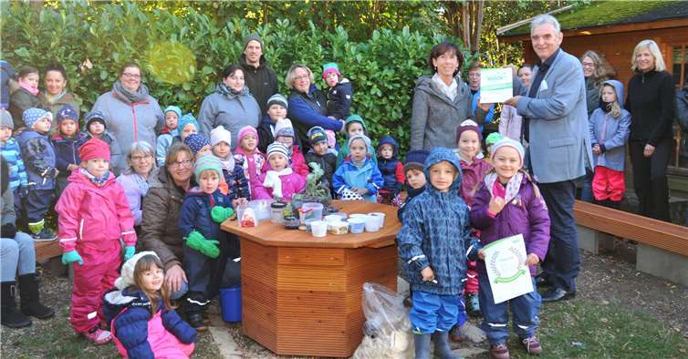 Bürgermeister Claus Peitz, Kita-Leiterin Heike Neumann-Dittrich und ihr Team sowie die Kinder, Eltern und Großeltern freuen sich über die Re-Zertifizierung der Kindertagesstätte „Löwenzahn“ als „Haus der kleinen Forscher“. Stadt Andernach/Maurer