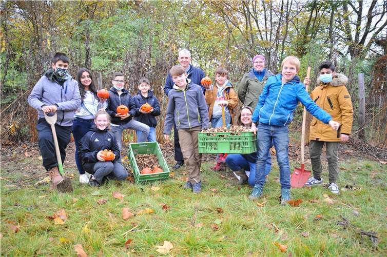 Bürgermeister Claus Peitz (Mitte) und EdiCitNet-Koordinatorin Anneli Karlsson (3. von rechts) freuten sich, dass die Ernteaktion für Kinder im Gemeinschaftsgarten neben dem Jugendzentrum auf eine tolle Resonanz stieß. Foto: Stadt Andernach/Maurer