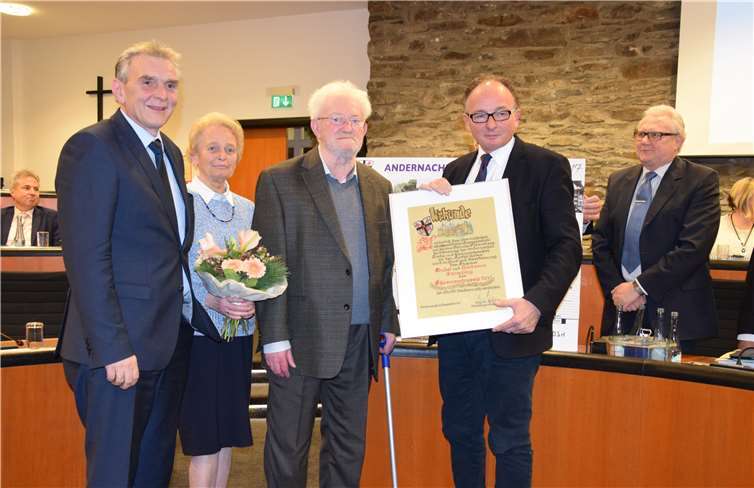 Bürgermeister Claus Peitz, Trudel und Waldemar Deimling sowie OB Achim Hütten (von links).UBU