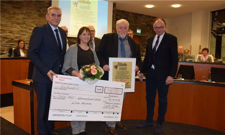 Bürgermeister Claus Peitz, Ulrike und Thilo Heyl sowie Oberbürgermeister Achim Hütten (von links).