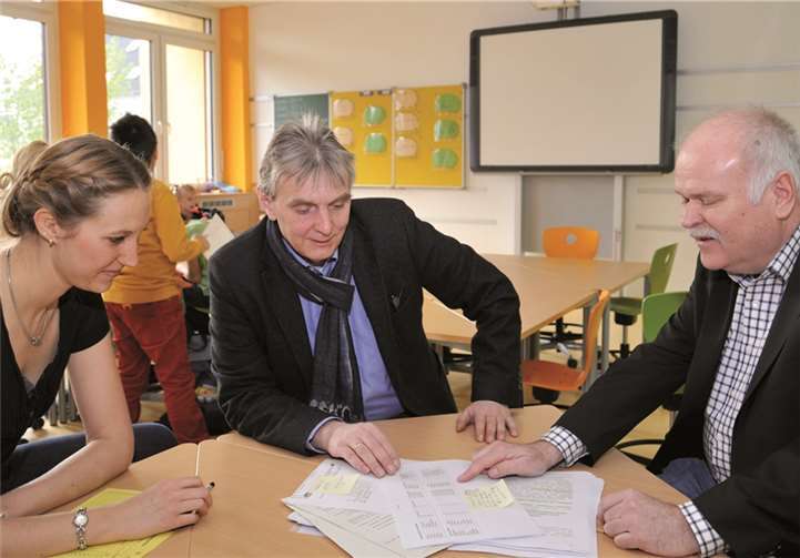 Bürgermeister Claus Peitz, VHS-Geschäftsführer Günter von Blohn sowie die Sprachförderkraft Anna Moos begrüßten die lerneifrige Gruppe und wünschten den Schulkindern viel Freude und Erfolg.Stadtverwaltung