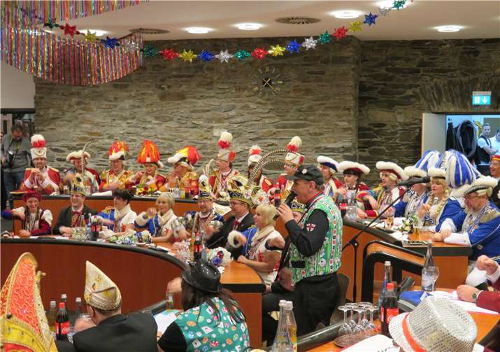 Bürgermeister Claus Peitz begrüßt die närrischen Hoheiten und Gäste.