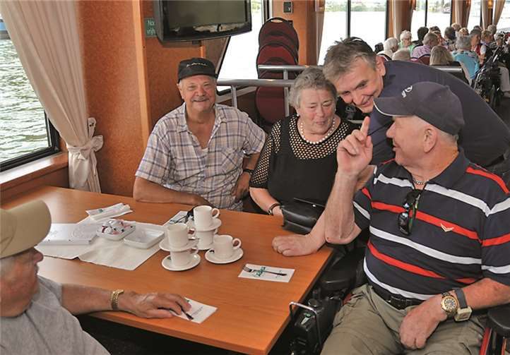 Bürgermeister Claus Peitz begrüßte die Seniorinnen und Senioren an Bord des Schiffs. Stadt Andernach/Maurer