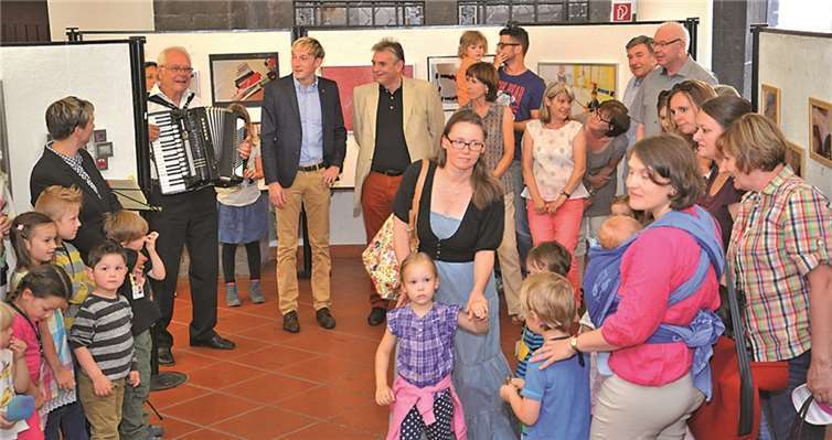 Bürgermeister Claus Peitz eröffnete als Schirmherr die Fotoausstellung der Kita Löwenzahn im Historischen Rathaus. Stadt Andernach/Maurer