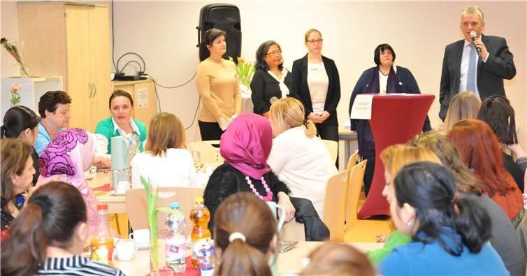 Bürgermeister Claus Peitz eröffnete das Programm zum Weltfrauentag im Haus der Familie. Hier konnte er zahlreiche interessierte Frauen begrüßen. Foto: Stadt Andernach/Maurer