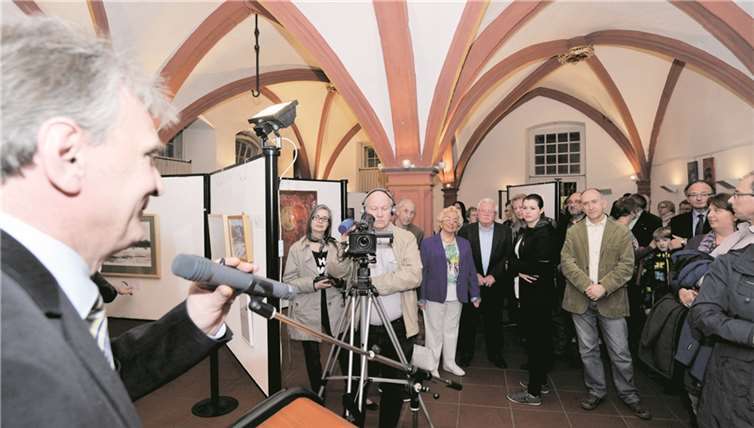 Bürgermeister Claus Peitz eröffnete die Ausstellung des Kunstkreises Regenborgen im Historischen Rathaus.  Stadtverwaltung/Maurer