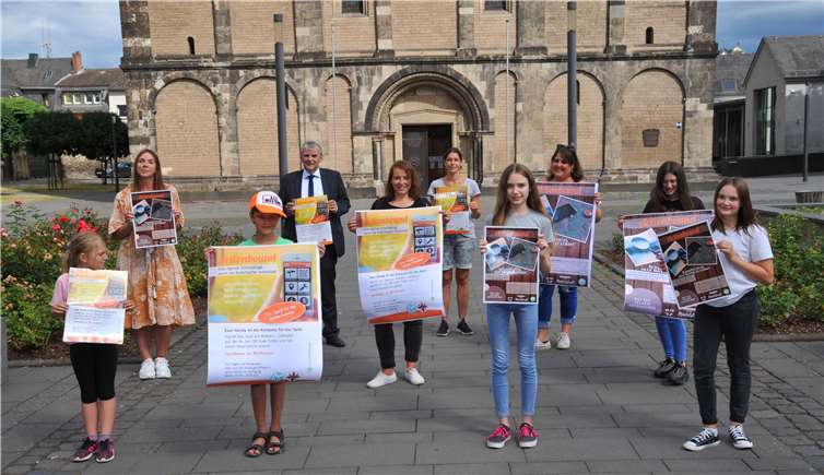Bürgermeister Claus Peitz freut sich, dass die Stadtjugendpflege gemeinsam mit dem Jugendzentrum und weiteren Partnern für Kinder und Jugendliche spannende digitale Schnitzeljagden – so genannte „Actionbounds“ – konzipiert und umgesetzt hat, bei denen der Mariendom auch eine große Rolle spielt. Die Teilnehmer müssen nicht nur knifflige Aufgaben und Rätsel lösen, sie lernen ihre Stadt auch aus ganz anderen Perspektiven kennen. Foto: Stadt Andernach/Maurer