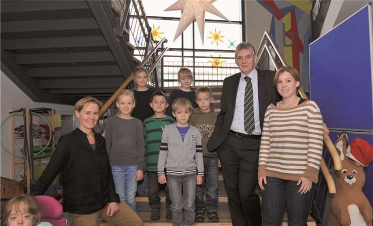 Bürgermeister Claus Peitz freut sich mit der Leiterin der Grundschule Hasenfänger, Daniela Dockendorf, und ihrer Stellvertreterin Ute Jeromin über die gute Nachricht, dass die Schule Ganztagsschule werden kann.privat