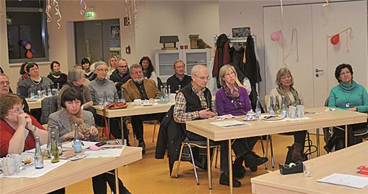 Bürgermeister Claus Peitz konnte bei der Auftaktveranstaltung zum Thema „Sprachkursleiter für Flüchtlinge“ etwa 50 Interessierte begrüßen. Stadt Andernach/Maurer