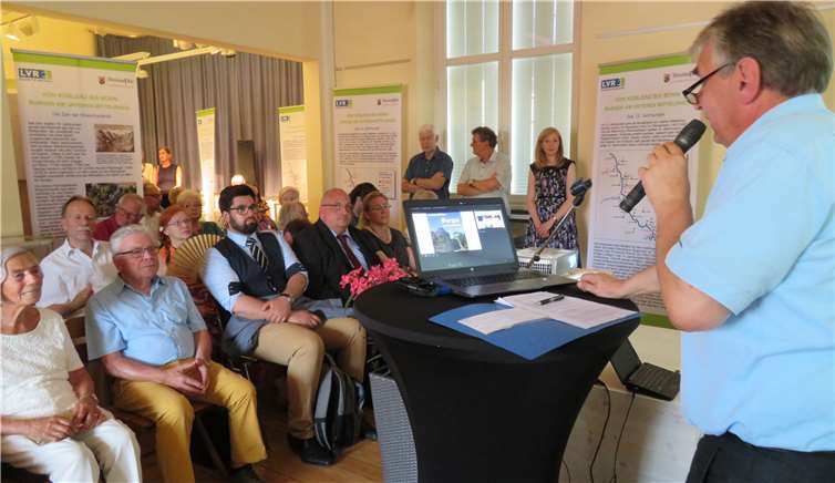 Bürgermeister Claus Peitz konnte rund50 Interessierte zur Ausstellungseröffnung begrüßen. Fotos: MKA