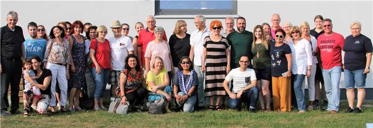 Bürgermeister Claus Peitz (l.) mit einem Teil aller anwesenden Haupt- und Ehrenamtlichen Helfer am JuZ.privat