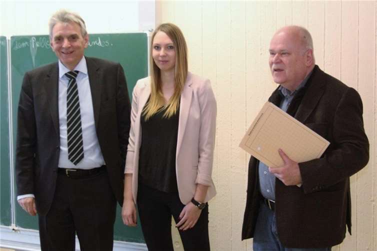 Bürgermeister Claus Peitz (links) und VHS-Geschäftsführer Günter von Blohn (rechts) überreichten den Teilnehmern eine Bescheinigung. privat