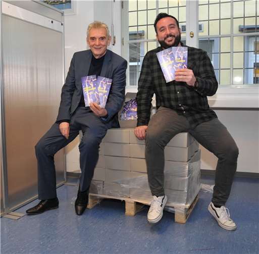 Bürgermeister Claus Peitz (links) und der stellvertretende Kulturamtsleiter Hannes Mager freuen sich über die frisch angelieferten Kulturprogrammbroschüren, die ab sofort kostenlos erhältlich sind.  Foto: Stadt Andernach/Maurer