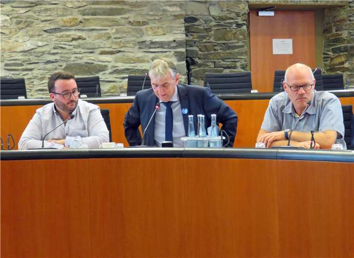 Kulturnacht begeistert seit 18 Jahren Bürgermeister Claus Peitz stellte auch das Sicherheitskonzept zur Veranstaltung vor. Ebenfalls im Bild: Hannes Mager (links) und Paul Schmitz (Ordnungsamt).Fotos: MKA