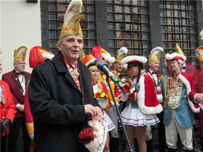 Bürgermeister Claus Peitz übergab den aufständischen Fasenachtsjecken 111 "Blüten".