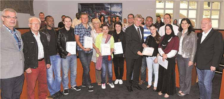 Bürgermeister Claus Peitz übergab die Zeugnisse an die erfolgreichen Absolventen.Stadtverwaltung/Maurer