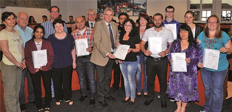 Bürgermeister Claus Peitz überreichte den erfolgreichen Teilnehmern die Zertifikate. Stadtverwaltung/Maurer