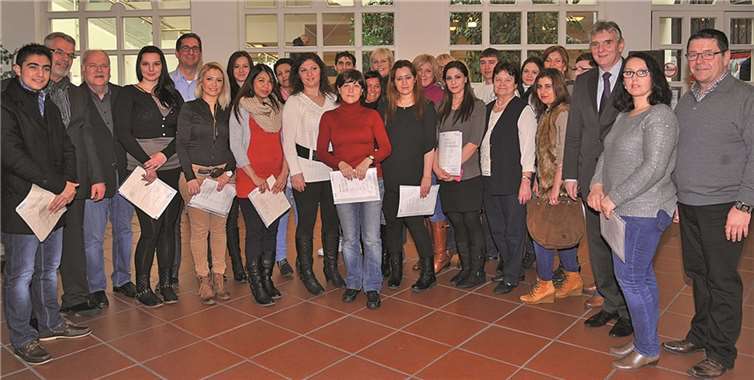 Bürgermeister Claus Peitz überreichte die Zugnisse an die erfolgreichen Absolventen. Stadt Andernach/Maurer