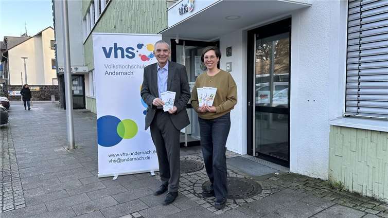 Bürgermeister Claus Peitz und Julia Dormayer, Leiterin der Volkshochschule Andernach, präsentieren das neue Programm. Foto: Stadtverwaltung Andernach