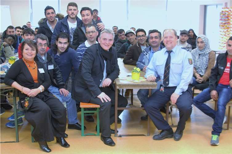 Bürgermeister Claus Peitz und POK Jürgen Zester (Mitte) mit Mahnaz Loosen, Mannan Kasem und Raimund Solcher. privat