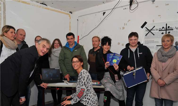 Bürgermeister Claus Peitz und Stadtjugendpflegerin Janine Müller haben gemeinsam mit dem JuZ-Team und der Organisation „medienundbildung.com“ das Escape-Game im Jugendzentrum estartet. Foto: Stadt Andernach/Maurer