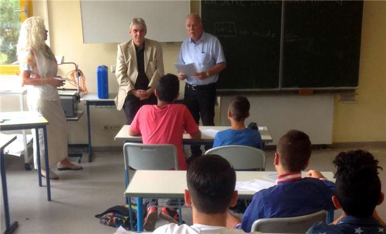 Bürgermeister Claus Peitz und VHS-Geschäftsführer Günter von Blohn überzeugten sich in der Grundschule St. Stephan von den Fortschritten der Schüler. privat
