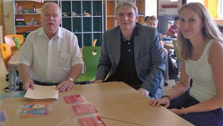 Bürgermeister Claus Peitz und VHS Geschäftsführer Günther von Blohn wünschten den Grundschulkindern viel Erfolg. privat